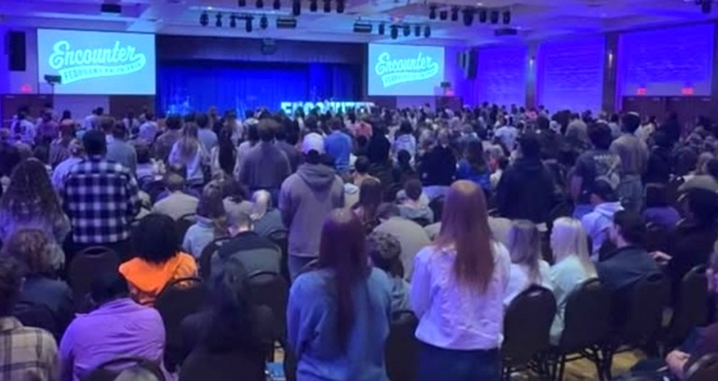 Os estudantes aceitaram Jesus durante um culto evangelístico no campus. (Foto: Reprodução/Instagram/Jay Lowder)