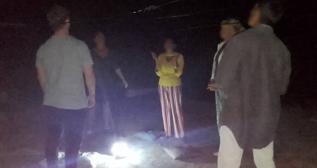 Grupo de cristãos orando em meio a blecautes em Cuba. (Portas Abertas Brasil).