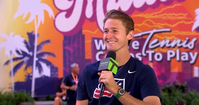 Sebastian Korda explica como venceu o número 1 do mundo em entrevista ao Tennis Channel. (Captura de tela/YouTube/Tennis Channel)
