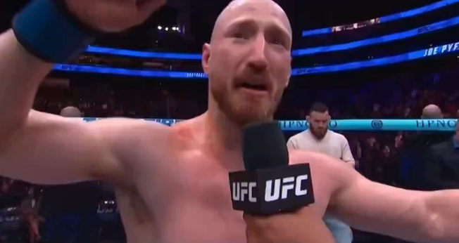 O lutador Joe Pyfer testemunha sua fé durante entrevista no UFC. (Captura de tela/X/ realDailyWire)