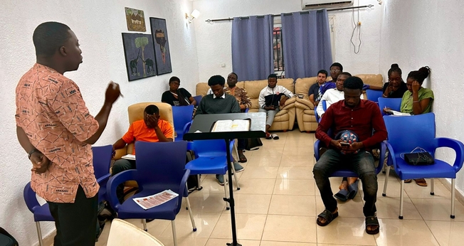 Um dos estudos bíblicos na Guiné. (Foto: Reprodução/IMB)