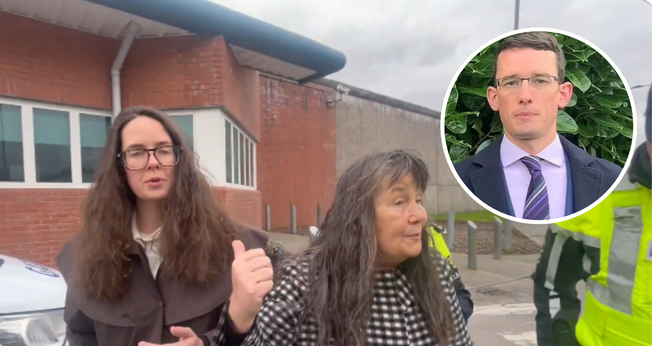 Momento em que Martina Burke e Ammi Burke foram detidas por agentes da polícia irlandesa; no destaque, Enoch Burke. (Captura de tela/X/ EnochBurke)