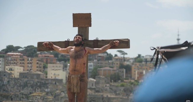 Filmagem da crucificação da série “The Chosen”. (Foto: Reprodução/Instagram/ The Chosen Brasil).