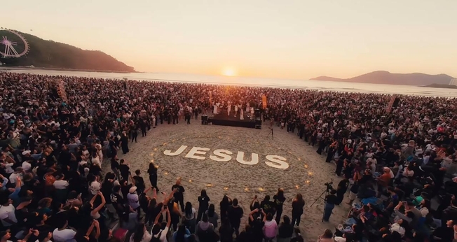 Milhares de pessoas adorando Jesus no local. (Foto: Reprodução/Instagram/Epiphany Movement)