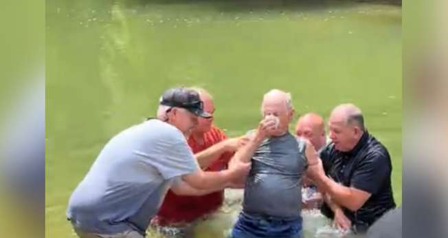 Idoso é batizado em um rio aos 92 anos. (Captura de tela/TikTok/ mandaslaysbooks)