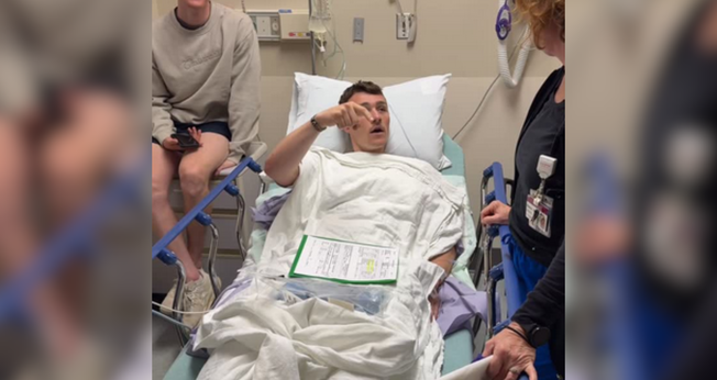 Jacob King dá aula de teologia à médica durante visita em seu leito após cirurgia. (Captura de tela/Instagram/Clayton King)