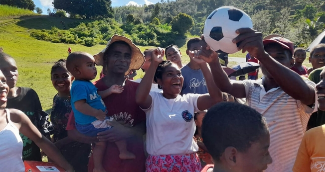 Os moradores se renderam a Jesus após ouvirem o Evangelho. (Foto: Reprodução/Samaritan's Purse)