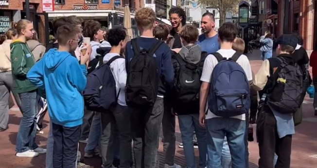 Os jovens aceitaram Jesus nas ruas da Holanda. (Foto: Reprodução/Revive)