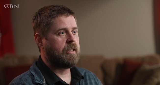 Rob Condley foi liberto do alcoolismo por Deus. (Foto: Reprodução/CBN News).