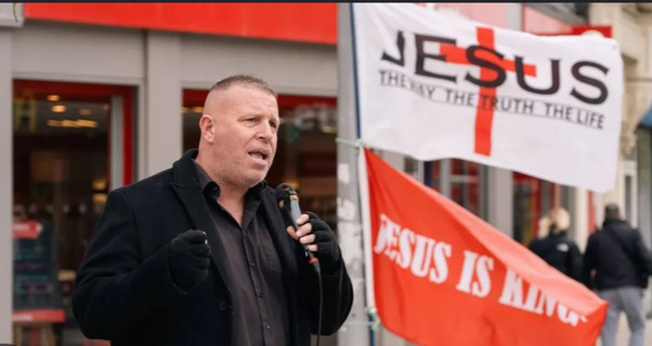 Pastor Stephen Clayden durante pregação pública em Colchester, na Inglaterra. (Foto: Christian Legal Centre)