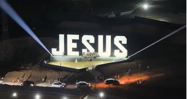 Mirante com letreiro “Jesus”, no estacionamento da Igreja Lírio, em Itaquera, Zona Leste de São Paulo. (Captura de tela/Instagram/Igreja Lírio)