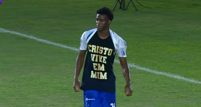 Jonathan Jesus expressou sua fé após marcar gol. (Foto: Reprodução/YouTube/GE TV).