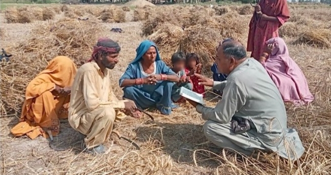 Cristãos estudando a Bíblia escondido em um campo. (Foto: Instagram/One Passion Mission).