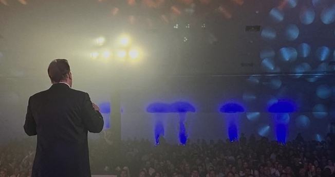 Joel Engel ministrando no Alinhamento Profético 2026. (Foto: Ministério Engel)