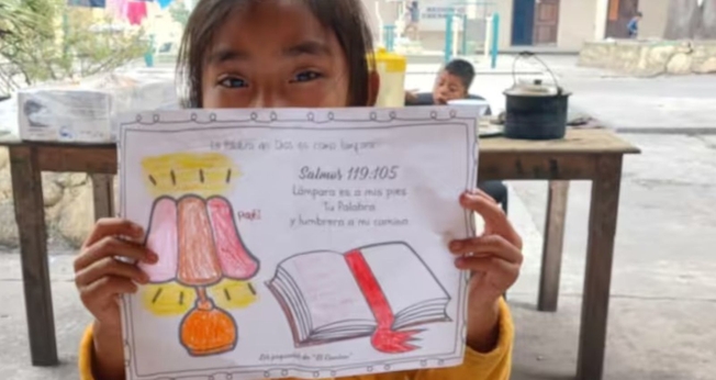 Muitas crianças estão aprendendo sobre Jesus e evangelizando suas famílias. (Foto: Reprodução/Portas Abertas)