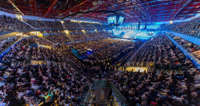 A cruzada atraiu uma multidão para ouvir o Evangelho. (Foto: Billy Graham Evangelistic Association).