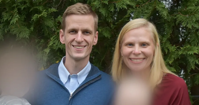 Peter e Rebekah Stafford, que têm quatro filhos pequenos, se mudaram para a África em 2019. (Foto: Serge)
