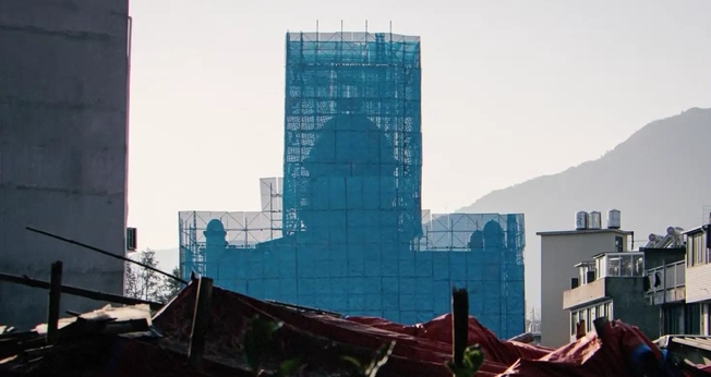 A Igreja Yazhong foi coberta por lonas e a cruz foi retirada. (Foto: ChinaAid).