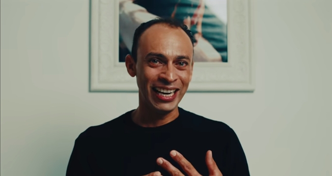 Léo Batalha foi curado por Deus. (Foto: Reprodução/YouTube/Poder de Deus).