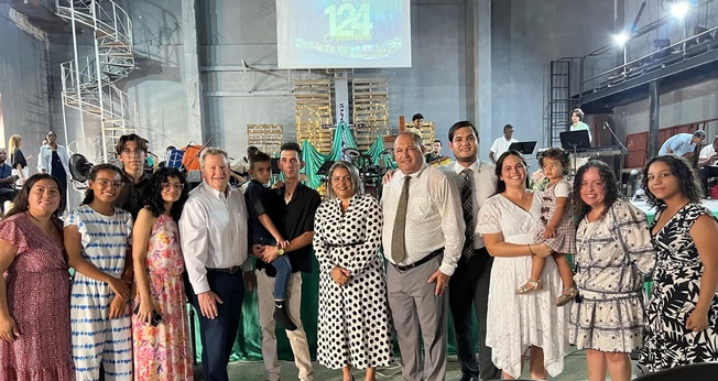 Mike Hammer, encarregado de negócios da Embaixada dos EUA em Cuba, participou de culto de Pentecostes na igreja batista “El Calvario”, em Havana. (Foto: Instagram/bautistaelcalvariocuba)