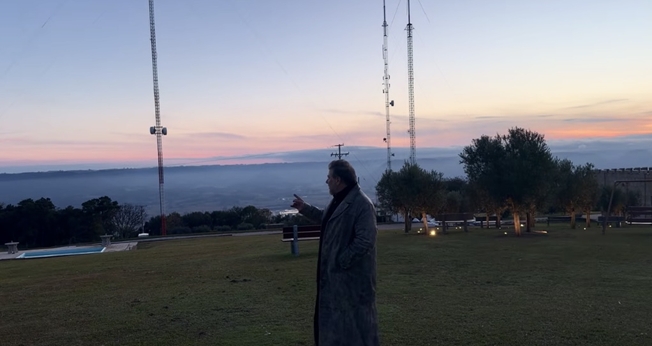 Joel Engel em frente à cabana de oração. (Foto: Ministério Engel)