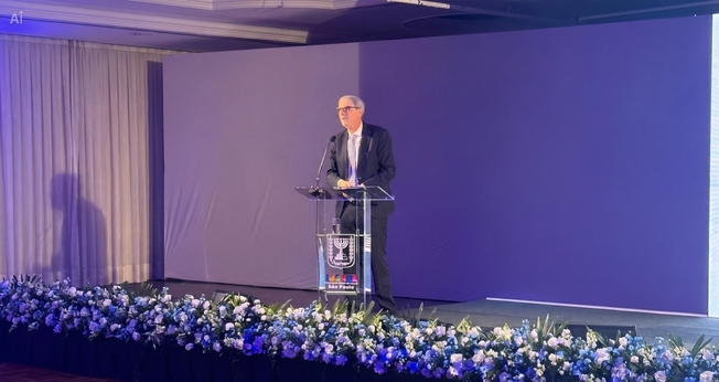 O cônsul Rafael Erdreich discursa em evento na capital paulista, destacando o papel da diplomacia e da cooperação entre Brasil e Israel. (Foto: Felipe Araujo)