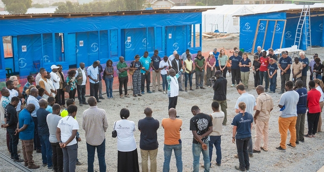 A equipe da Samaritan's Purse reunida em oração em um dos centros de atendimento. (Foto: Reprodução/Samaritan's Purse)