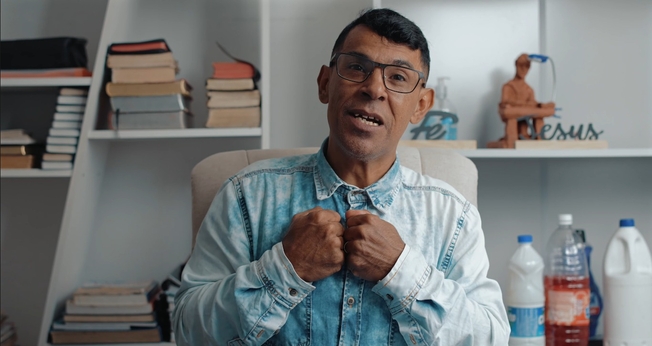 Jobson foi resgatado por Deus das drogas. (Foto: Reprodução/YouTube/Poder de Deus).