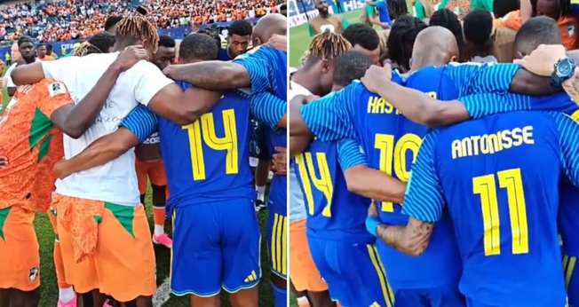 Os jogadores das seleções demonstraram sua fé orando juntos. (Foto: Reprodução/X/Actu Foot).