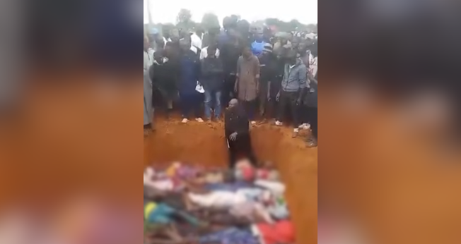 Reverendo Ezekiel Dochomo durante o enterro dos cristãos em vala comum. (Captura de vídeo/YouTube/CBN News)