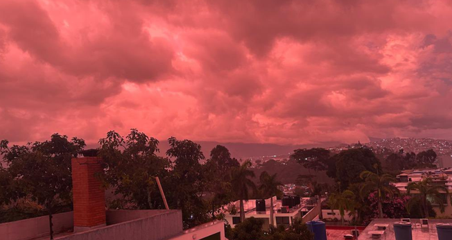 Céu avermelhado cobre Caracas dias após os terremotos na Venezuela. (Captura de tela/X/@IAMLordIAM)