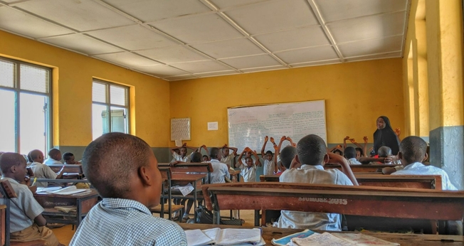 Os ataques às escolas em vários estados do norte estão afetando o acesso à educação. (Foto: Ilustração/Unsplash/Eniafe)
