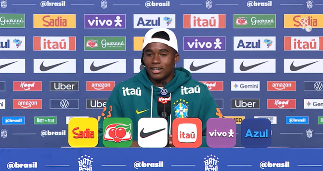 Endrick durante a coletiva de imprensa. (Foto: Reprodução/YouTube/Confederação Brasileira de Futebol)