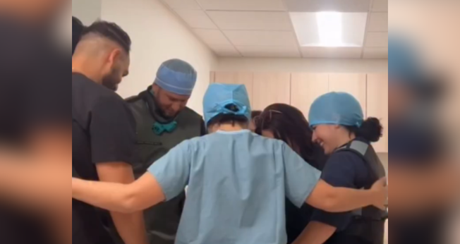 Equipe médica ora antes das cirurgias, pedindo a direção de Deus. (Captura de tela/Instagram/drchristyanthony)