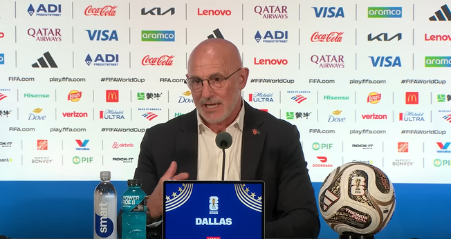 Luis de la Fuente durante coletiva de imprensa após a vitória da Espanha por 2 a 0 sobre a França. (Captura de tela/YouTube/FIFA)