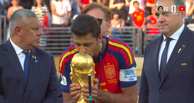 Rodri beija a taça da Copa do Mundo após a Espanha conquistar o título. (Captura de tela/YouTube/CazéTV)
