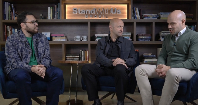 Robert Stearns é entrevistado por Igor Sabino e André Lajst, da StandWithUs Brasil. (Captura de tela/StandWithUs Brasil)