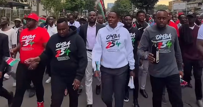 Cristãos participam de caminhada de oração promovida pelo movimento OMBA 254 pelas ruas do centro de Nairóbi, no Quênia. (Captura de tela/Instagram/City Lighters Church)
