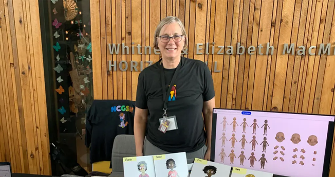A boneca loira “Sam” aparece em etapa de transição de gênero junto à professora Dianne Berg, cofundadora do MyGender Dolls. (Foto: Universidade de Minnesota)