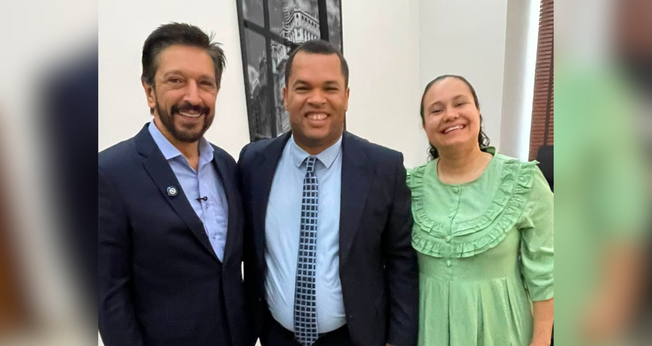 O prefeito Ricardo Nunes recebeu o Pr. Vanderson Trovão, do Projeto Missões, e sua esposa para reafirmar o apoio da Prefeitura de São Paulo à evangelização em espaços públicos. (Foto: Divulgação)