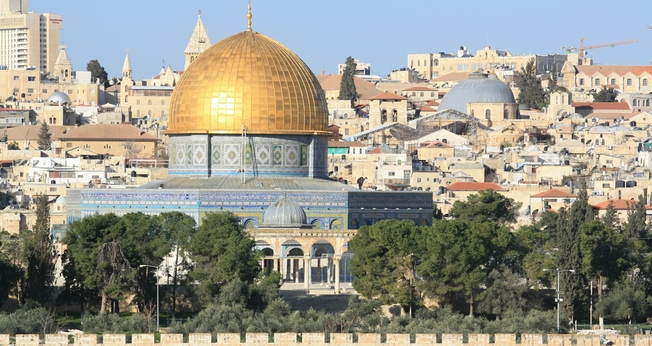 Vista do Monte do Templo, em Jerusalém, onde atualmente está localizado o Domo da Rocha, local associado pela tradição judaica ao antigo Templo. (Foto: Konrad Hofmann/Unsplash)