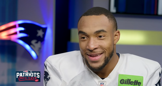 TreVeyon Henderson durante entrevista concedida ao New England Patriots. (Captura de tela/YouTube/New England Patriots)
