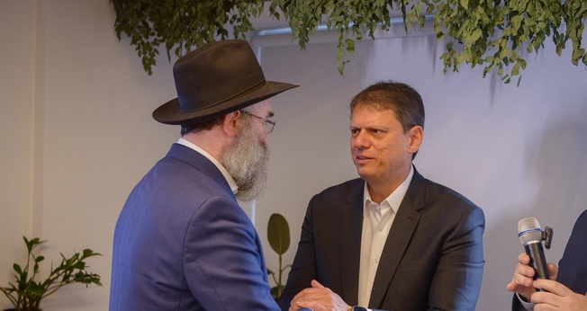 Tarcísio de Freitas, governador de São Paulo, cumprimenta o rabino Dov Goldberg. (Foto: Felipe Araújo)