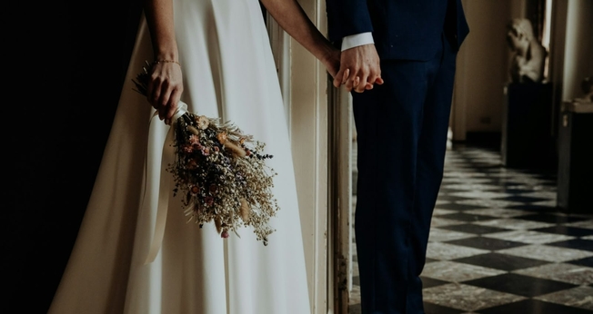 Há 25 anos, o casal vive o relacionamento em segredo. (Foto: Ilustração/Unsplash/Sinitta Leunen)