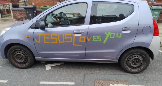 Carro de Simeon Chandra com adesivos “Jesus te ama”. (Foto: Christian Concern)