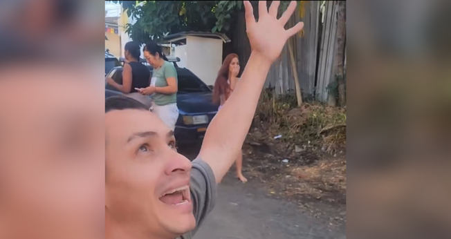 Homem sai à rua e prega aos vizinhos em meio aos tremores na Colômbia. (Captura de tela/Instagram/graciasdiostv)