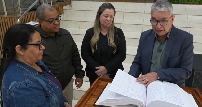 A Bíblia foi transcrita à mão por 25 participantes. (Foto: Reprodução/Meio Dia Paraná).