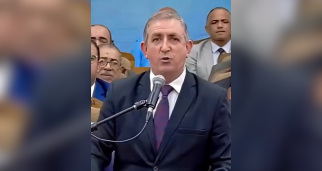 Pr. Sandro Fontoura durante ministração sobre os desafios da evangelização no Rio Grande do Sul. (Captura de tela/Instagram/prsandrofontoura)
