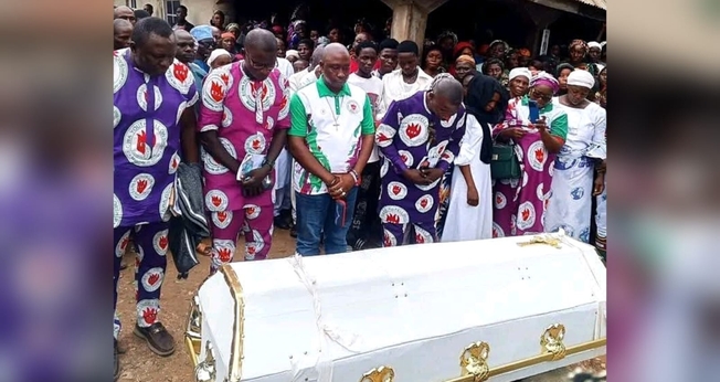 Sepultamento do líder cristão Filibus Usman Kuje na Nigéria. (Foto: Morning Star News).
