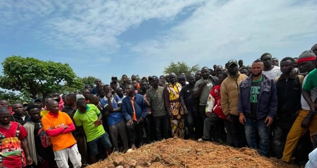 Moradores se reúnem durante o sepultamento de vítimas de ataque no estado de Plateau, na Nigéria. (Foto: ICC)